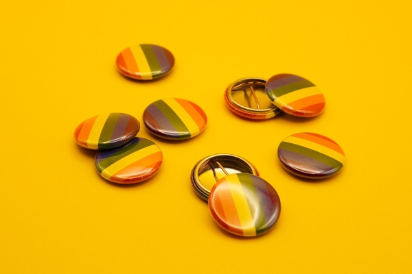 Pride Buttons mit Regenbogenfahnen-Design